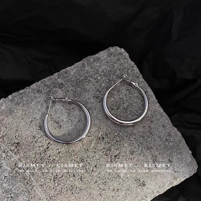 Große runde Creolen aus Sterlingsilber, Leichter Luxus, Süßer Cooler Stil, Nischenschmuckdesign für Herbst und Winter.