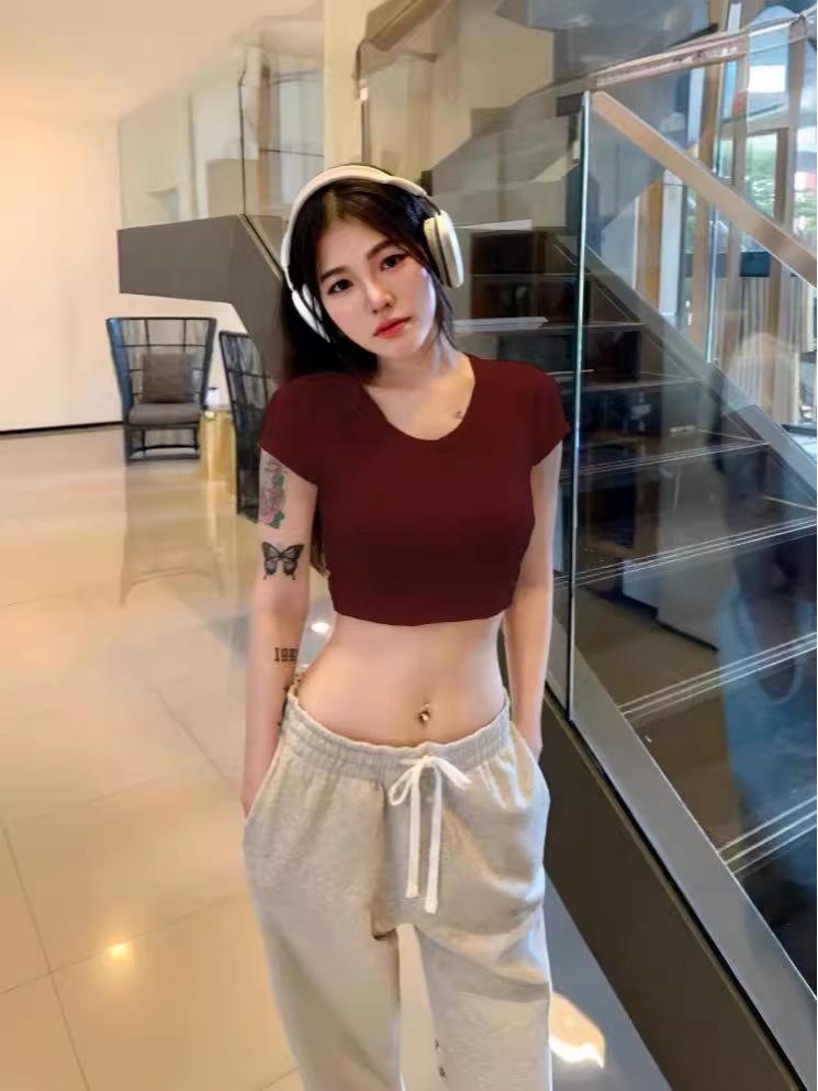 Trendy Sexy U-Neck Crop Top: Slimming and Flattering Solid Color T-Shirt for Women