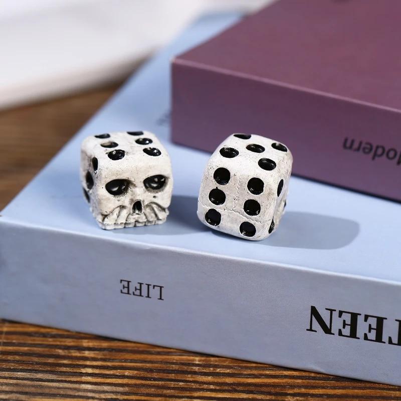 1 Pc 16mm 6 Gezicht Zes Zijdige Schedel Hars D6 Dot Dobbelstenen Kit Zwart Wit Punt voor DND TRPG RPG Tafelspel Bord Gaming Halloween