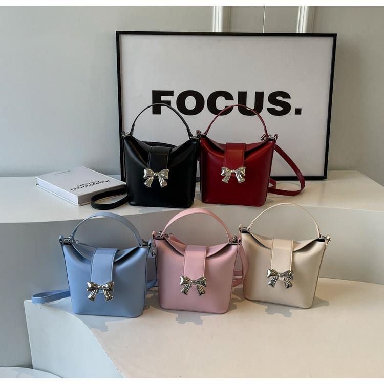2024 New Casual Armpit Bag Simple Street Fashion Handbag Crossbody Bucket Bag Women French Chic Shoulder Bag Black