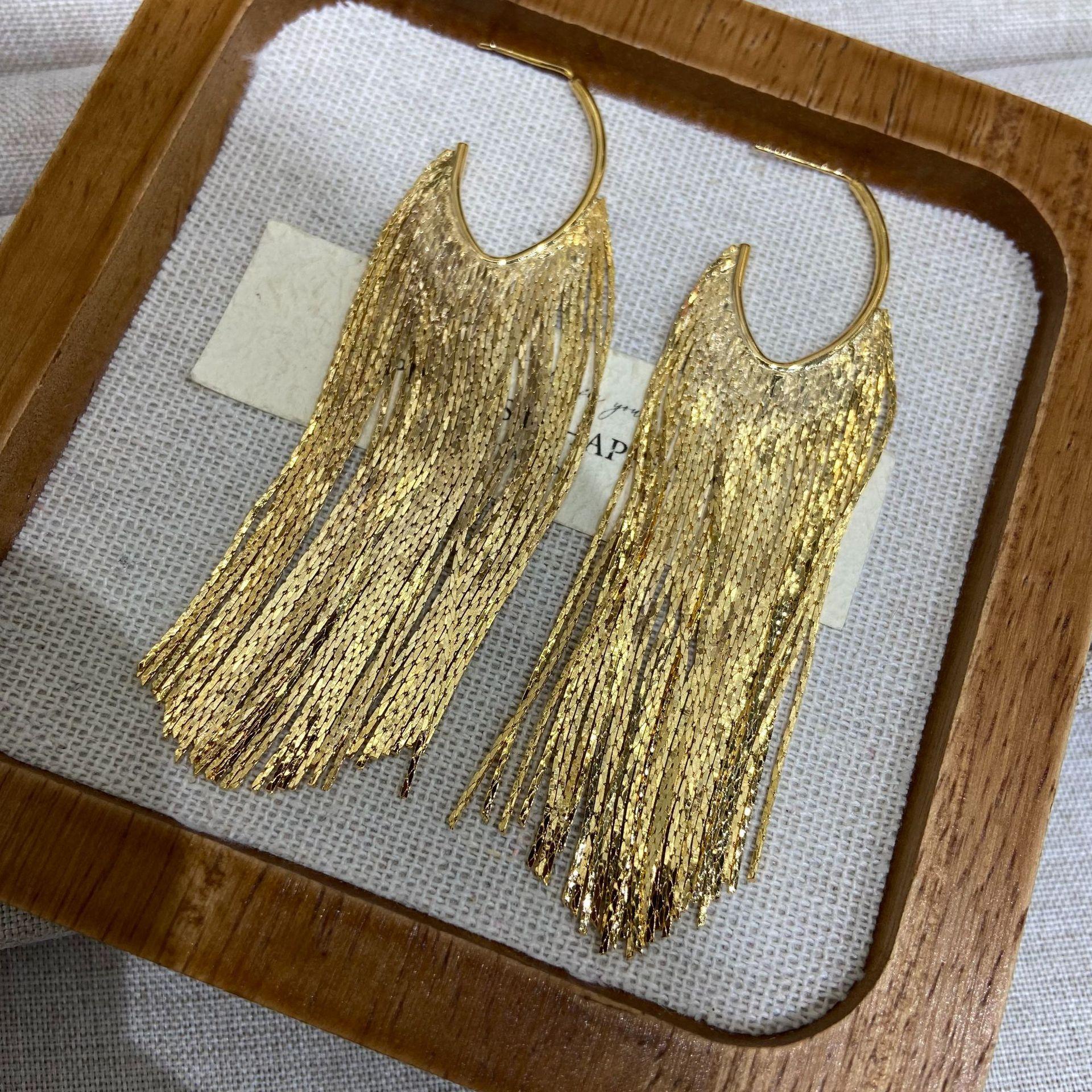 

Dongju Design Sense Personalized Metal Fringed Earrings Women S Niche Temperament Simple Design Sense C-Shaped Silver Needle Earrings Light золотий