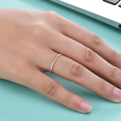 Bague exquise accrocheuse et polyvalente en acier titane pailleté pour couple, bague simple pour anniversaire