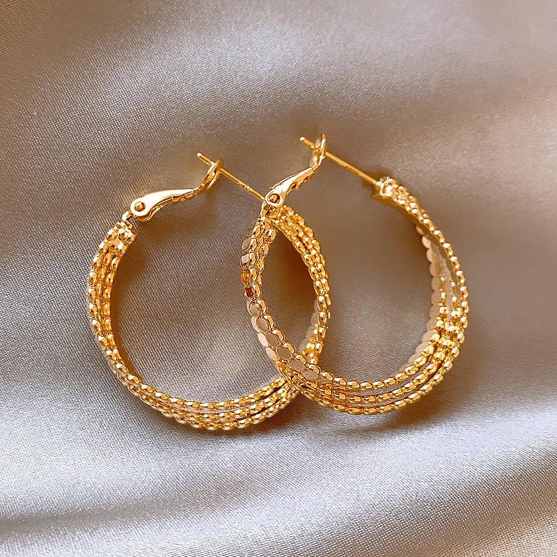 

Уникальные витые серьги-кольца неправильной формы: Женские серьги во французском стиле 2024