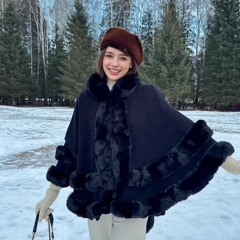 Poncho a mantella da donna con cappuccio e bordi in finta pelliccia, scialle invernale caldo con apertura frontale, mantella oversize