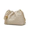 Borsa Tessuta con Catena a Palline Dorate - Borsa a Tracolla alla Moda con Tracolla e Design Pieghettato a Forma di Nuvola.