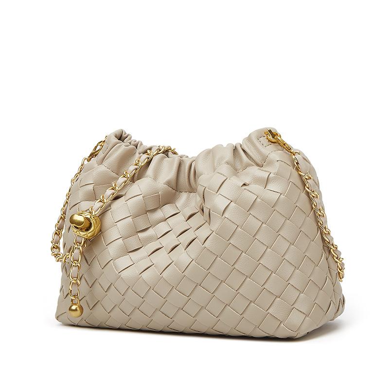 Borsa Tessuta con Catena a Palline Dorate - Borsa a Tracolla alla Moda con Tracolla e Design Pieghettato a Forma di Nuvola.