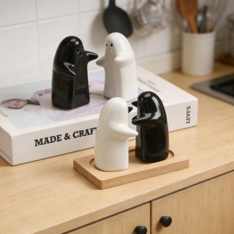 

Ceramic Ghost Funny Mini Pepper Salt Pot Seasoning Pot Creative Hug Little Couple Home Artcraft Bottle Jar Wedding Gift Ornament 1SET