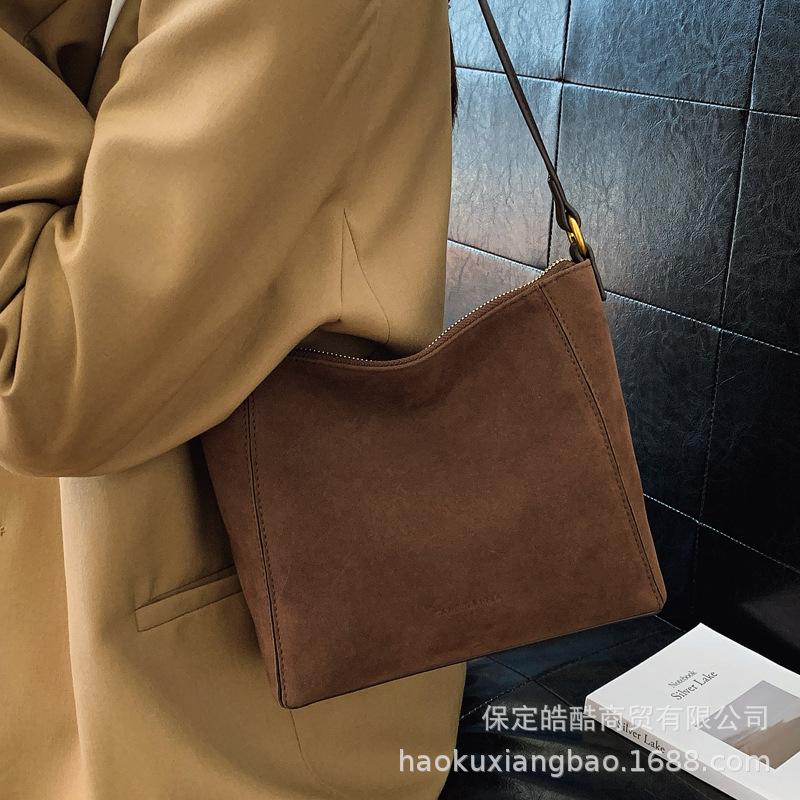 Suede bag women's large capacity 2025 new autumn and winter versatile retro shoulder underarm bag commuter bucket bag