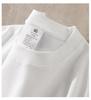 T-shirt bianca girocollo larga da 230g in puro cotone pesante con design versatile e logo stampato personalizzato.