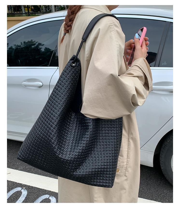 

Ретро простая сумка большой вместимости женская 2025 новая модная плетеная сумка через плечо для поездок на работу, ленивая сумка-тоут