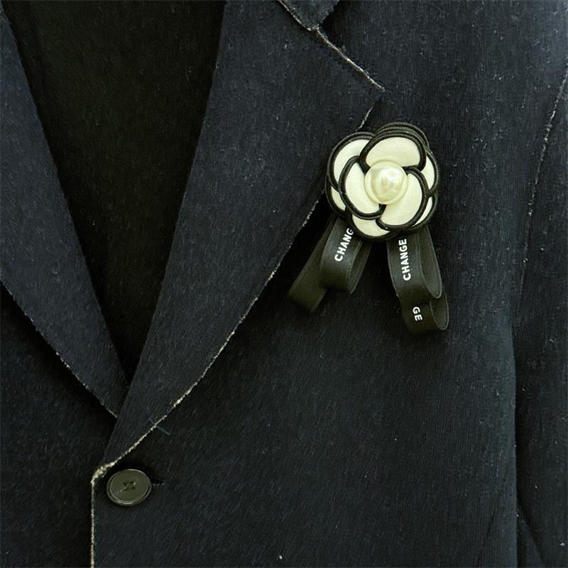 Kamelienperlenbrosche Ganzjahres-Universal-Trauerschmuck-Anstecknadel High-End Französisch Retro Elegant Tasche Stoff Schal Accessoire Brosche