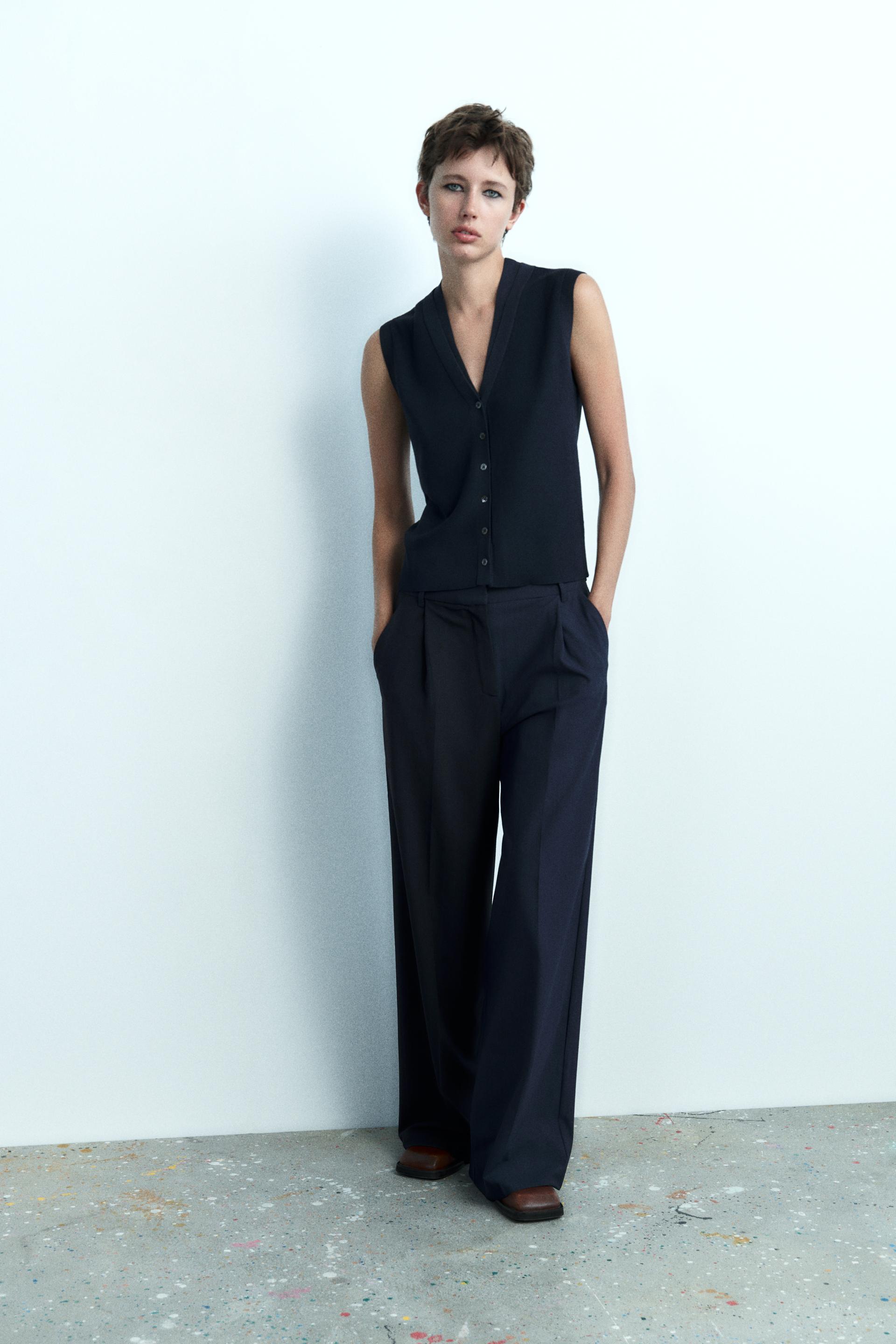 

ТРИКОТАЖНЫЙ ТОП С V-ОБРАЗНЫМ ВЫРЕЗОМ