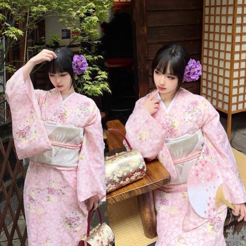 Sieviešu japāņu kimono un yukata kleita