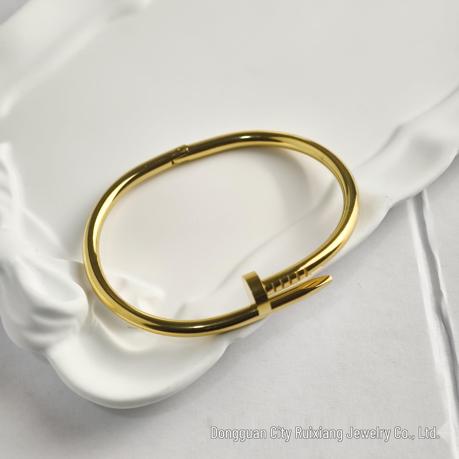 V Gold Nagelarmband: Hochwertig, farbecht, mit eingelegten Diamanten für Damenmode. 18K beige