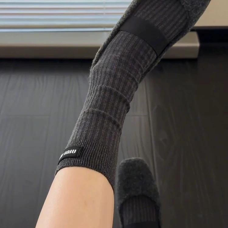 Miu Slimming Cotton Socks: Black Mid-Calf for All Seasons 2025