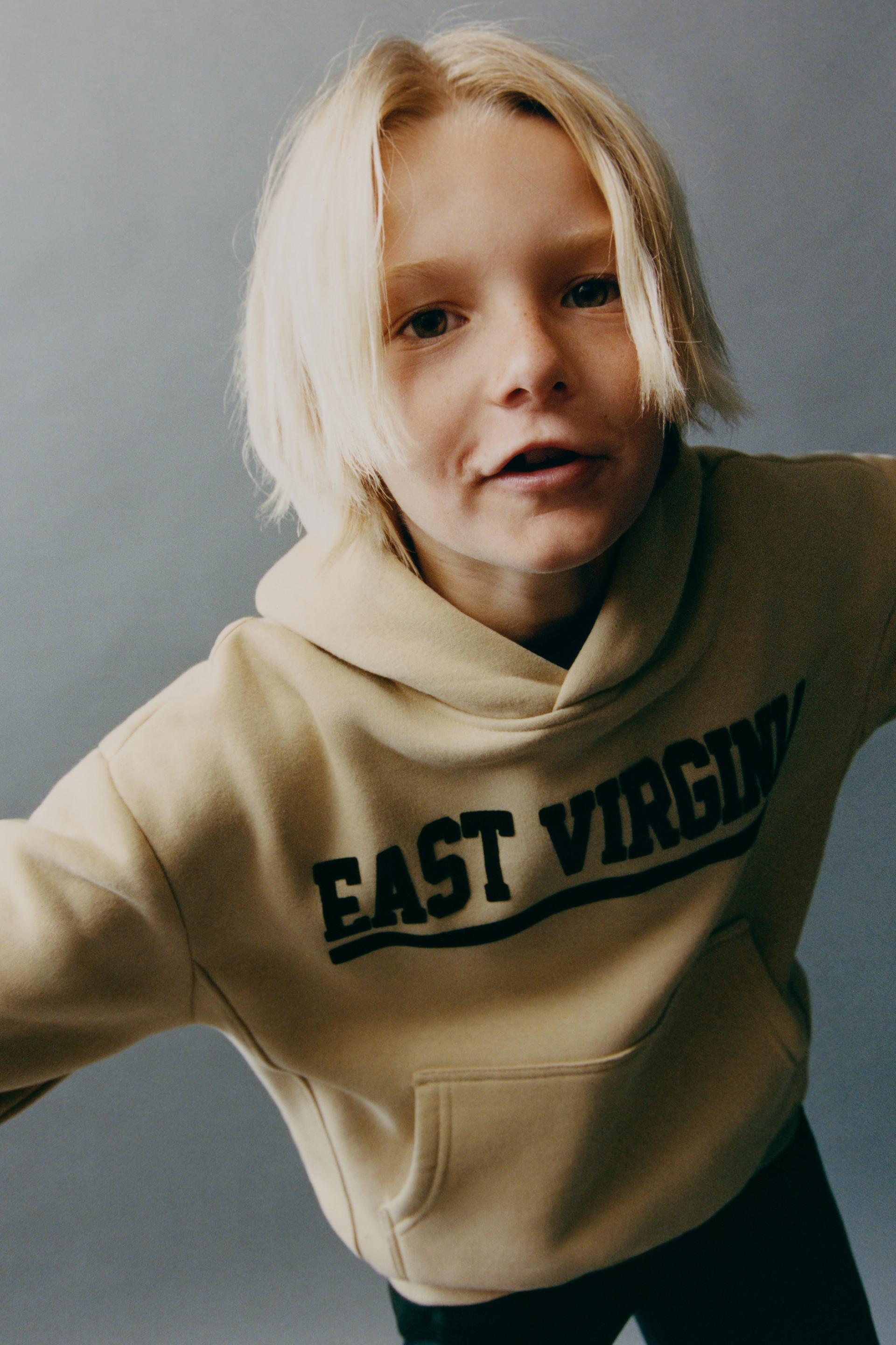 

ХУДИ С ФЛОКИРОВАННЫМ СЛОГАНОМ