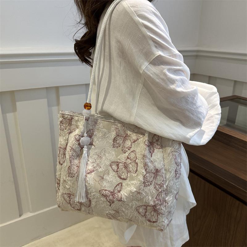 Chic And Trendy New Chinese Style Shoulder Bag For Women Spacious Commuter Tote With Unique Stitching