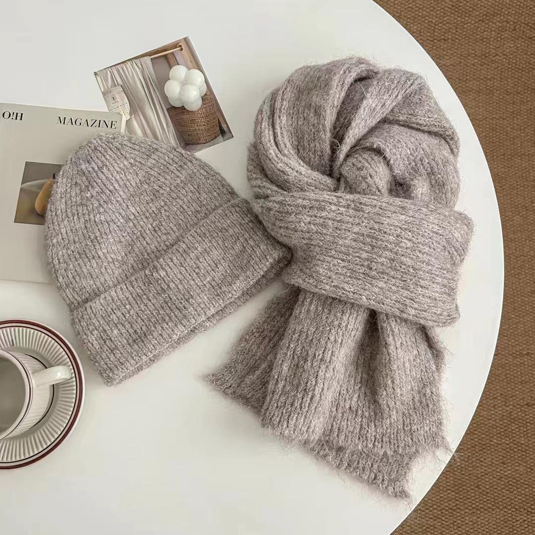 

Комплект из красного шерстяного шарфа и шапки: Уютный трикотаж для осени и зимы света кофе