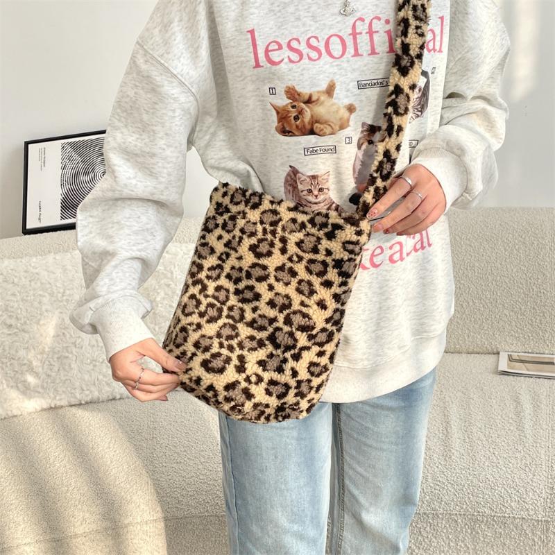 41 Lamb wool bucket bag messenger bag autumn and winter new retro plaid color scheme women's large-capacity shoulder bag