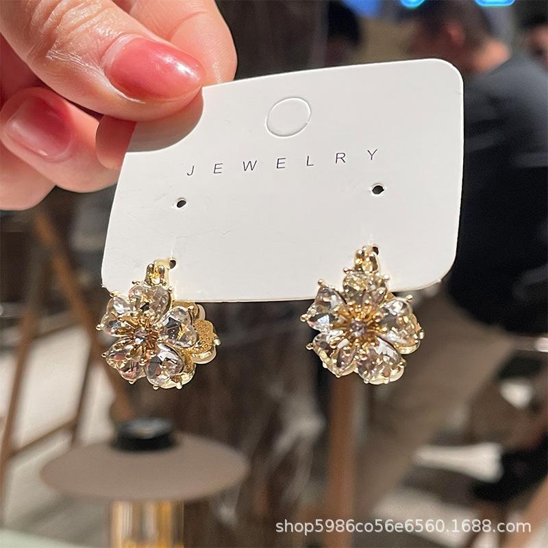 

Opal flower ear buckles are exquisite and versatile, a two-wear temperament earring, light luxury and high-end new foreign style earrings. серебряный