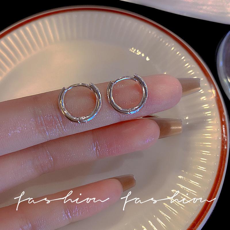 Minimalist and elegant, light luxury, high-end geometric earrings for women, popular vintage style ear accessories