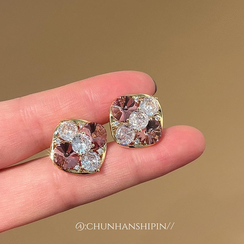Retro satellite square earclip earrings without earrings, light luxury and high-end earrings, trendy and unique earrings.