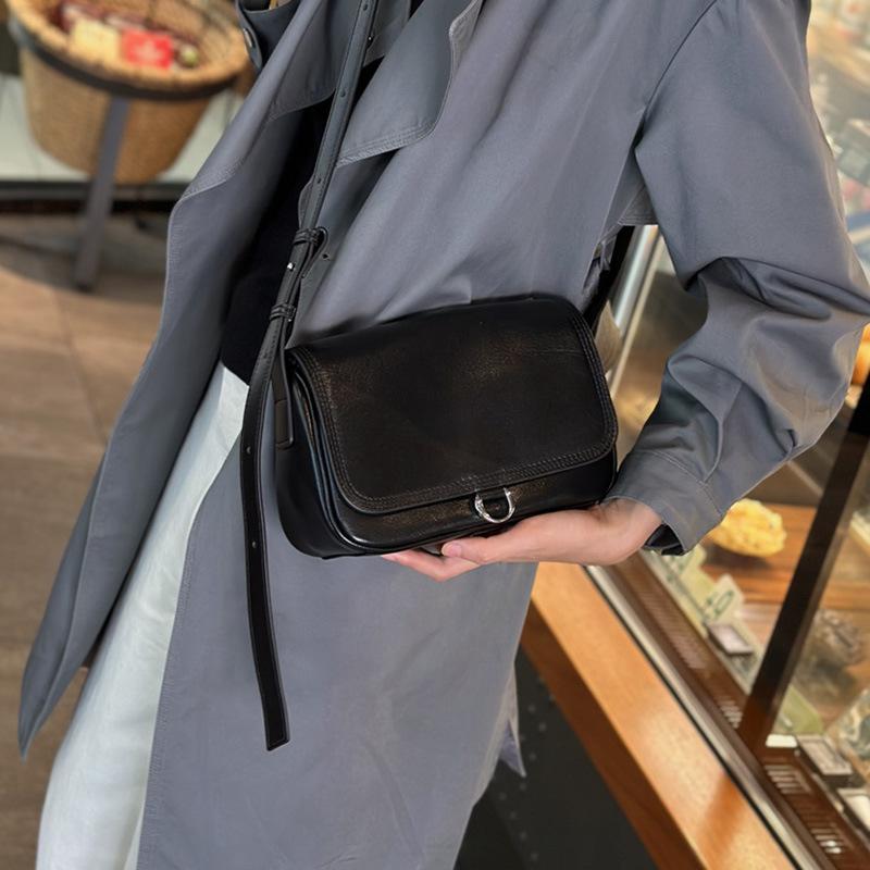 A Simple and Elegant Single-shoulder Leather Women's Bag for Spring and Summer