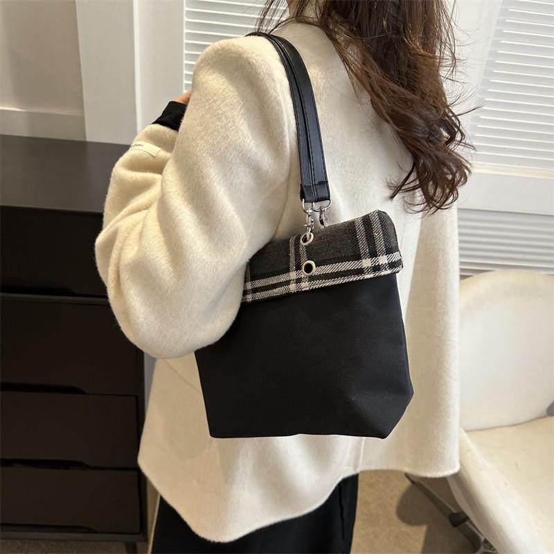 Chic Retro Black Women's Underarm Bag Modern Simple Tote With Durable Polyester Lining