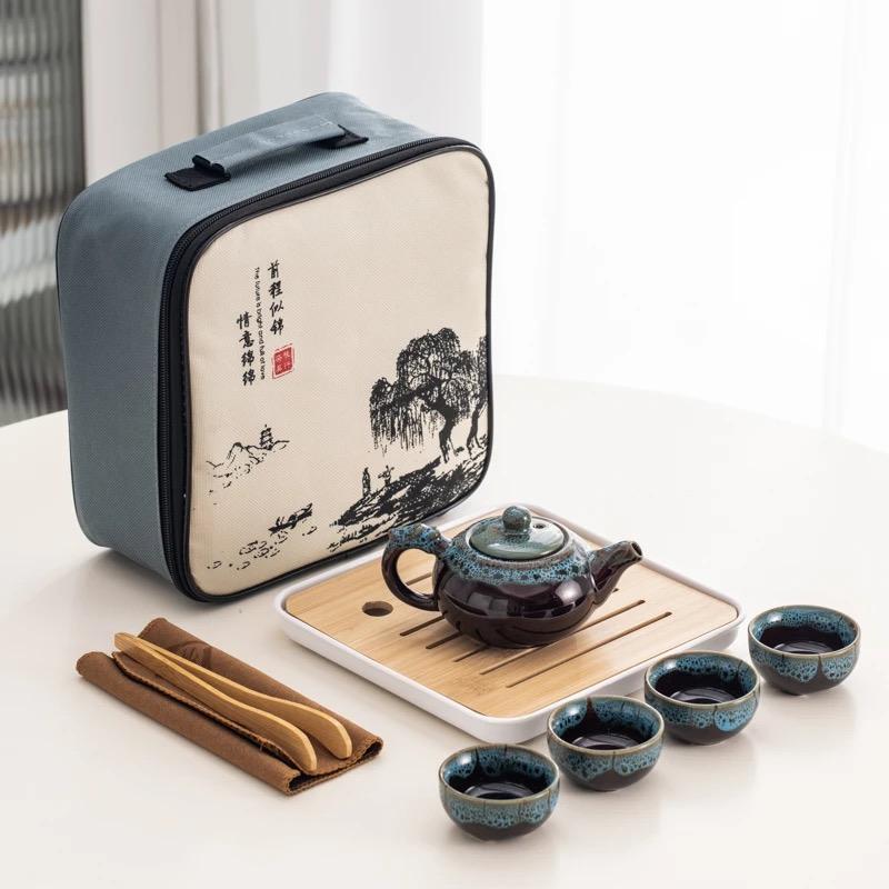 

Портативний китайський набір для чаю Кунг-фу з сумкою для перенесення – Керамічний дорожній чайник з 4 чашками, гайвань та чайні аксесуари Set A