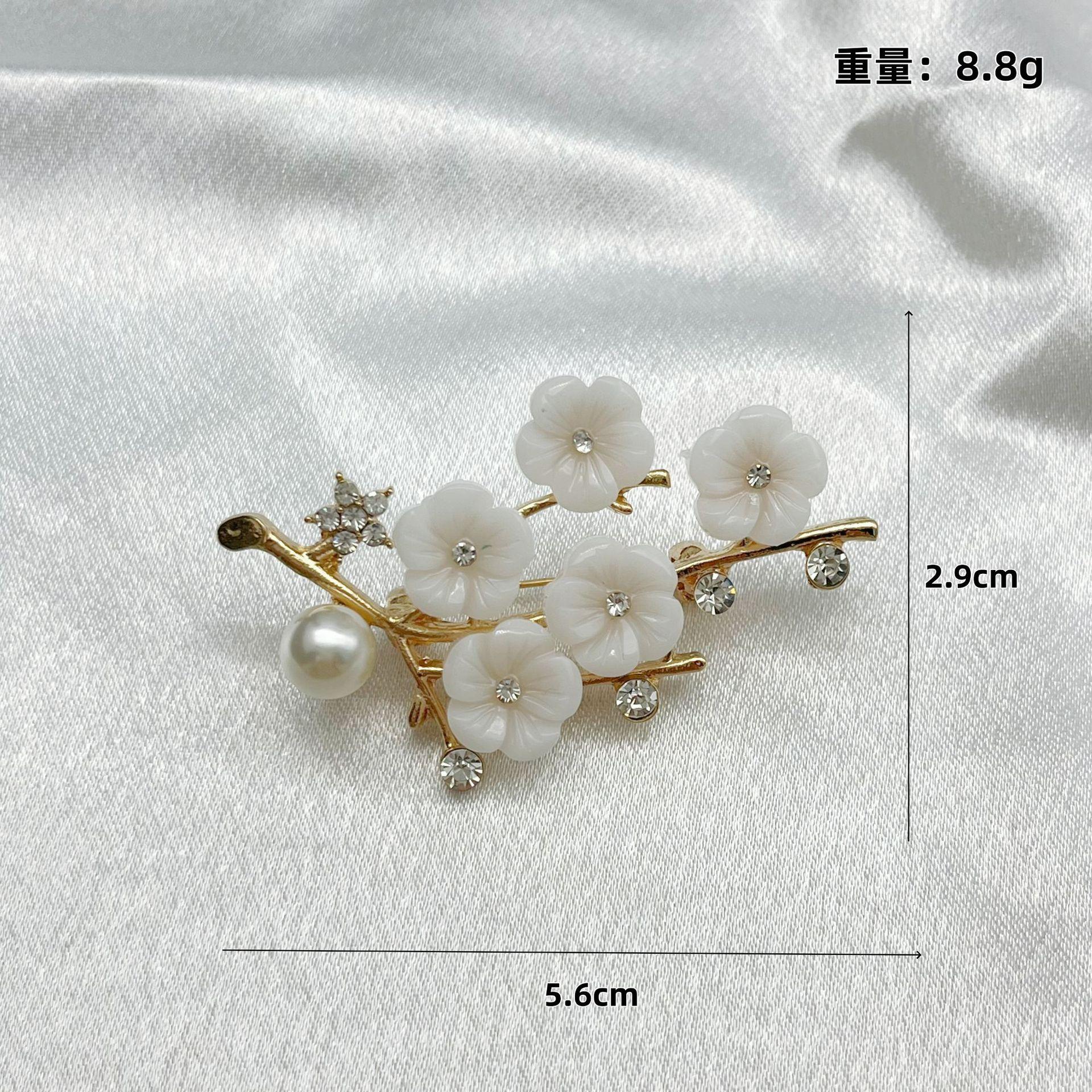 

Light luxury diamond-encrusted rose brooch women s pin DIY elegant temperament personality exaggerated corsage білий