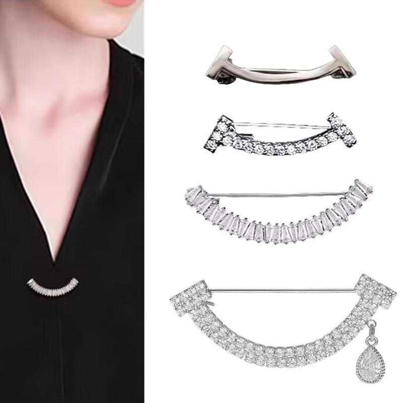 1PCS Simple Smile Brooch Anti-exposure Chest Buckle Clothing Collar Accessories Waist Change Artifact Waist Pin Scarf Buckle