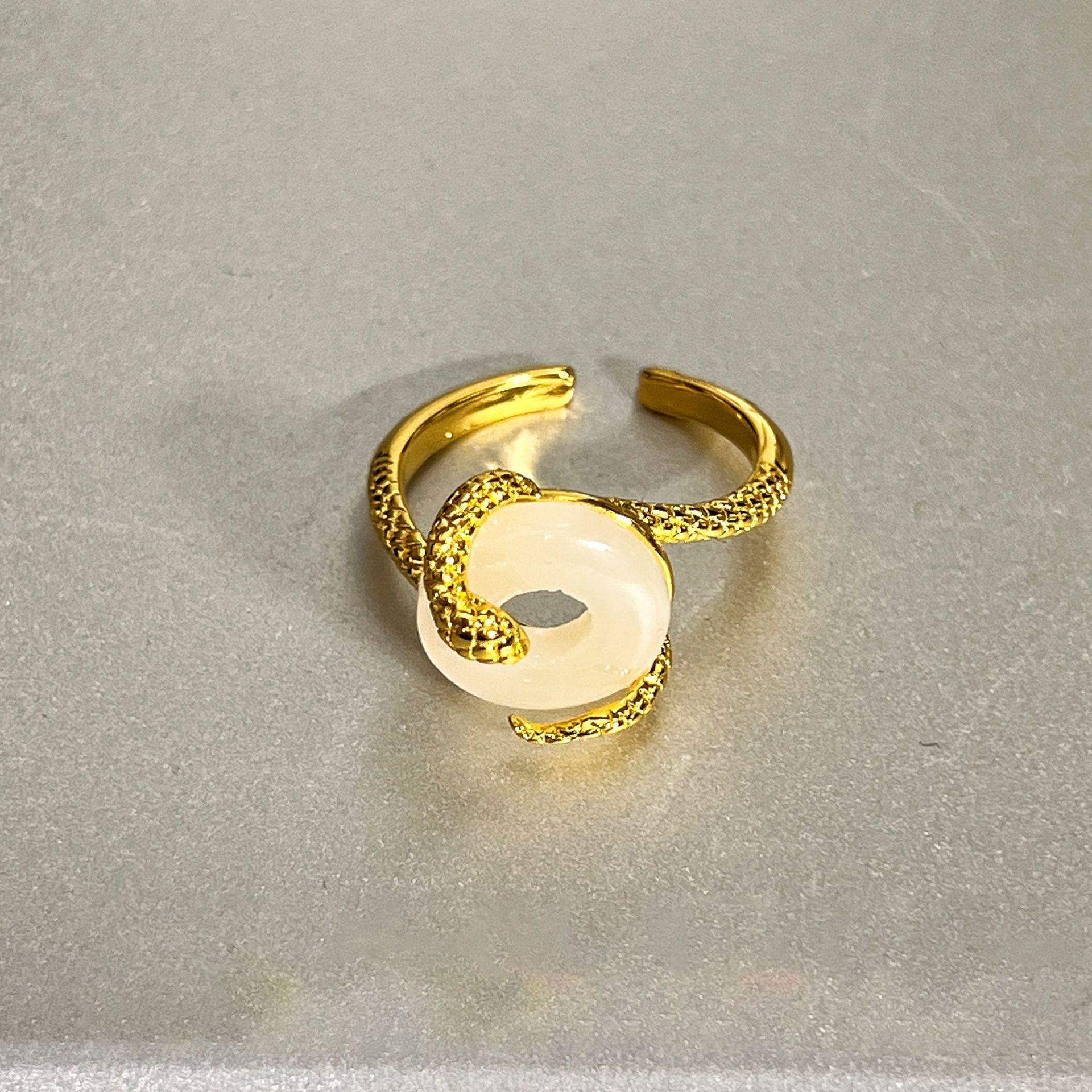 

Золотая безопасная застежка, кольцо-змея, женская легкая роскошь, ощущение богатства высокого класса, кольцо на указательный палец, нишевый дизайн, новое китайское кольцо