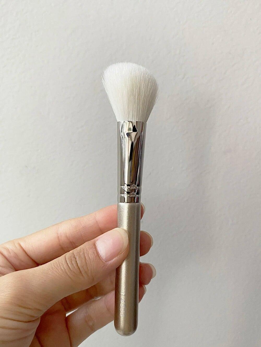 

ЩЕТКА ДЛЯ МАКИЯЖА B110 Круглая РУМЯНА J4003 Угловая кисть HIGHLIGHT - Золото - Качественные инструменты для смешивания бронзаторов и пудры Goat Brisltes Cosmetics