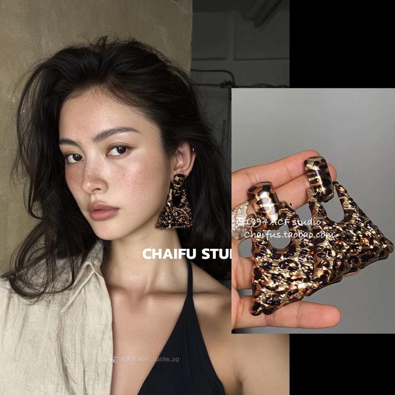 

Chaifu Studio/E522 European and American Wild Girl Geometric Leopard Print Metal Earrings Retro Textured Ear Studs A Pair of Gold Models