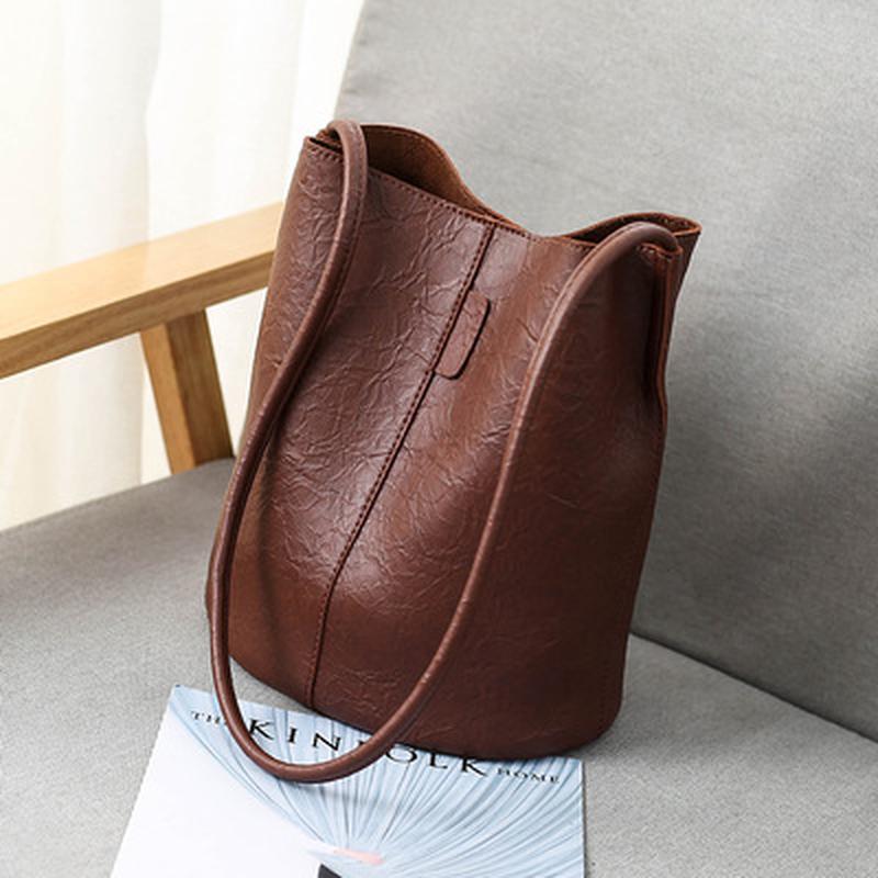 

Soft Leather Vintage Bucket Messenger Bag темно-коричневого кольору