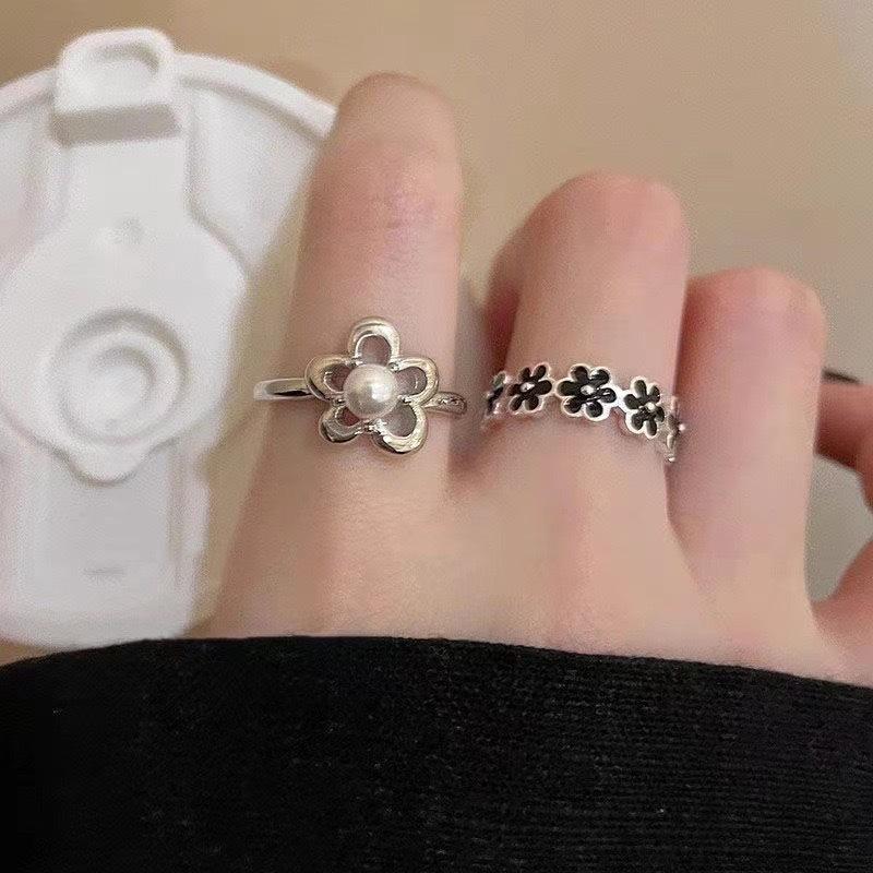 Black Drip Glaze Small Flower Åpningsring Kvinne Søt Retro Temperament Pekefingerring Allsidig nisjering med høy sans