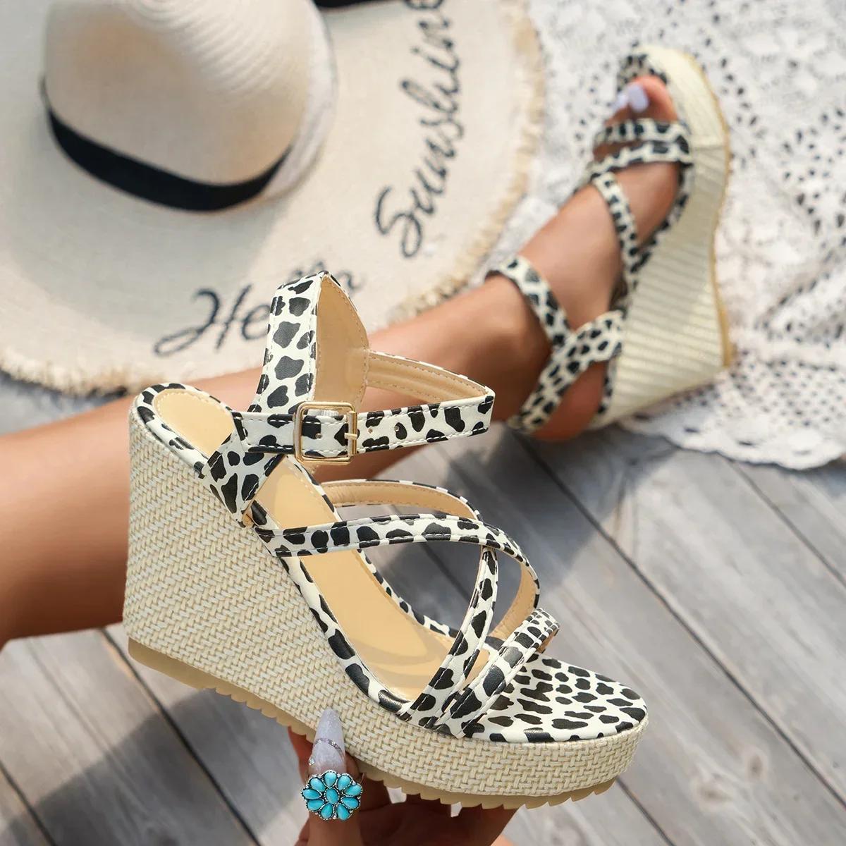 

2024 Летние женские сандалии Универсальные модные босоножки на танкетке с одной пряжкой и леопардовым принтом Цветные открытые носки Женские туфли на высоком каблуке 36