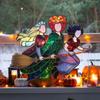 Halloweenský Suncatcher Čarodějnice 3 Čarodějnice Létající na Koštěti Vitrážový Suncatcher Akrylová Závěsná Dekorace na Okno pro Dveře Nástěnná Dekorace