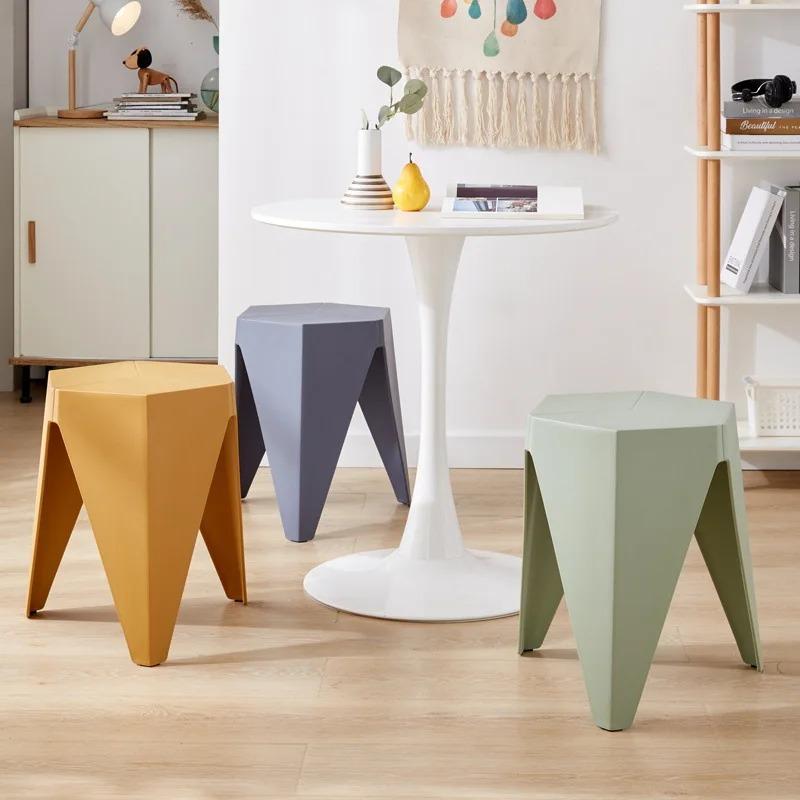 Nordische Kunststoffhocker können gestapelt und mit verdickten Gummihockern aufgestellt werden. Einfache und moderne Esszimmerhocker für den Haushalt