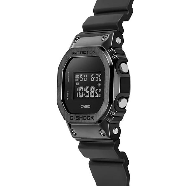 Casio Men's G-SHOCK GM-5600UB-1JF [G-SHOCK Metal Bezel GM-5600] Square Watch Black Digital