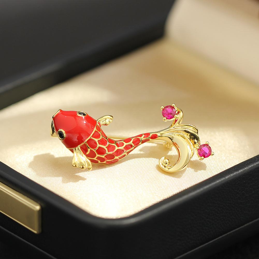 Neue chinesische Stil rote Öl-Tropfen Koi Brosche, exquisite diamantbesetzte Tierbrosche, der gleiche Mantel für Männer und Frauen, Goldfisch Kragenpin