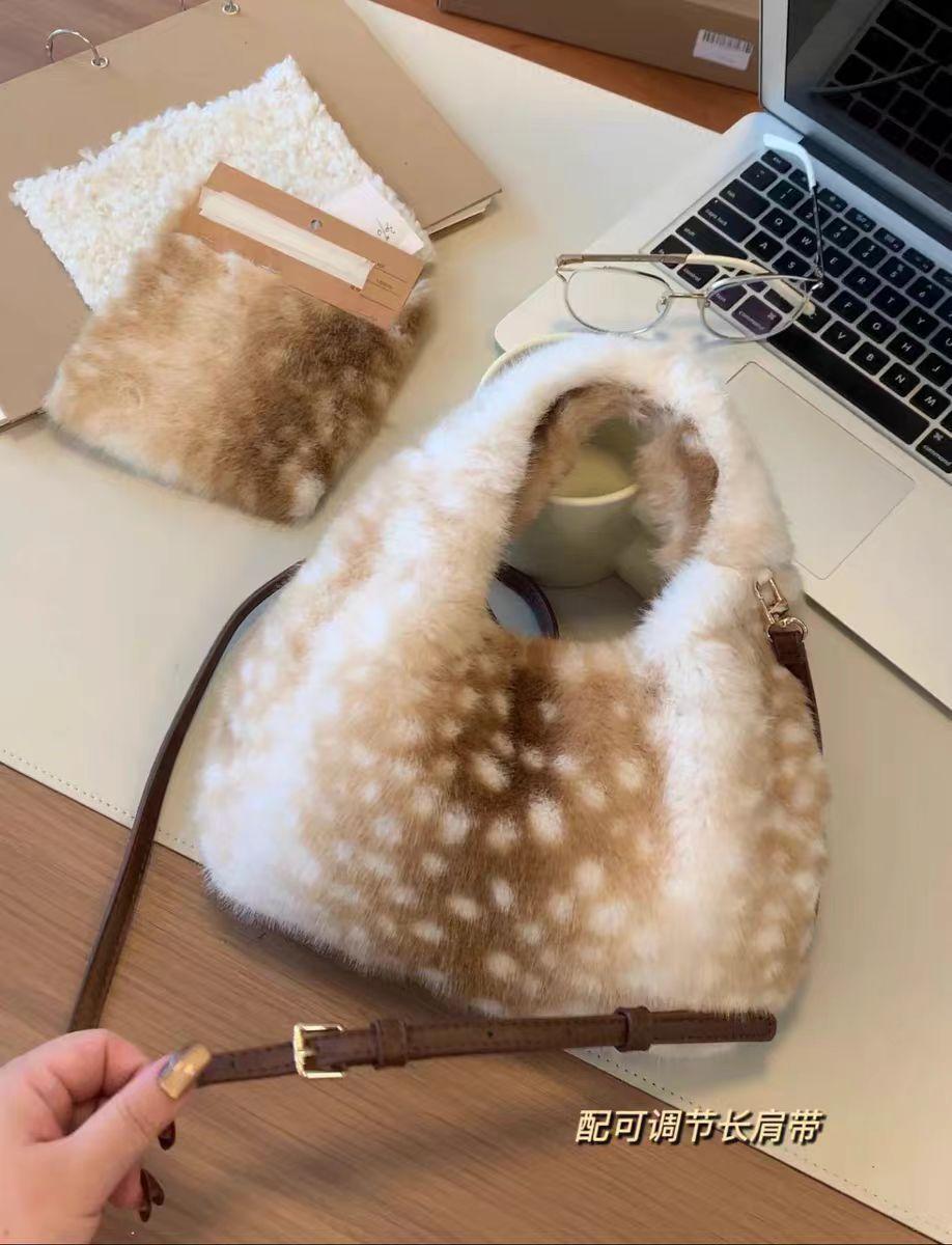

Luxury Faux Fur Shoulder Bag Deer Spot Cute Plush Crossbody Bag For Women Stylish Simple Magnetic Buckle Bucket Bag Lolita Bag коричневый