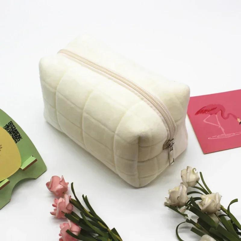 

Милая меховая косметичка для женщин, большая однотонная косметичка на молнии, дорожная косметичка для макияжа, сумка для стирки, косметичка белый