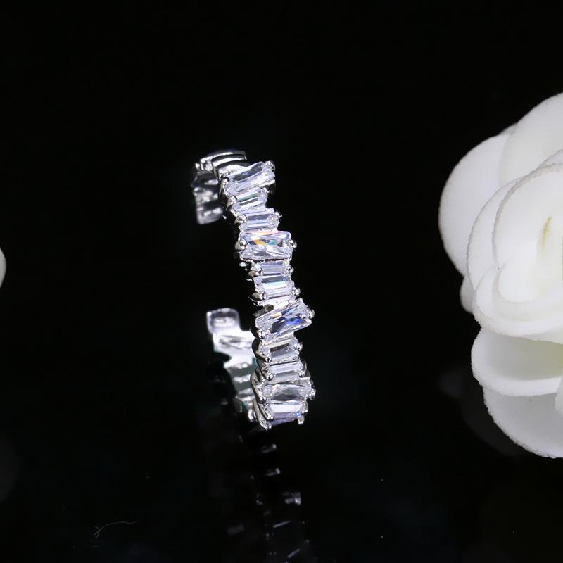 Beliebter Schmuck, Exquisiter umweltfreundlicher kupferplattierter Zirkon Unregelmäßiger Rechteck Diamantring.