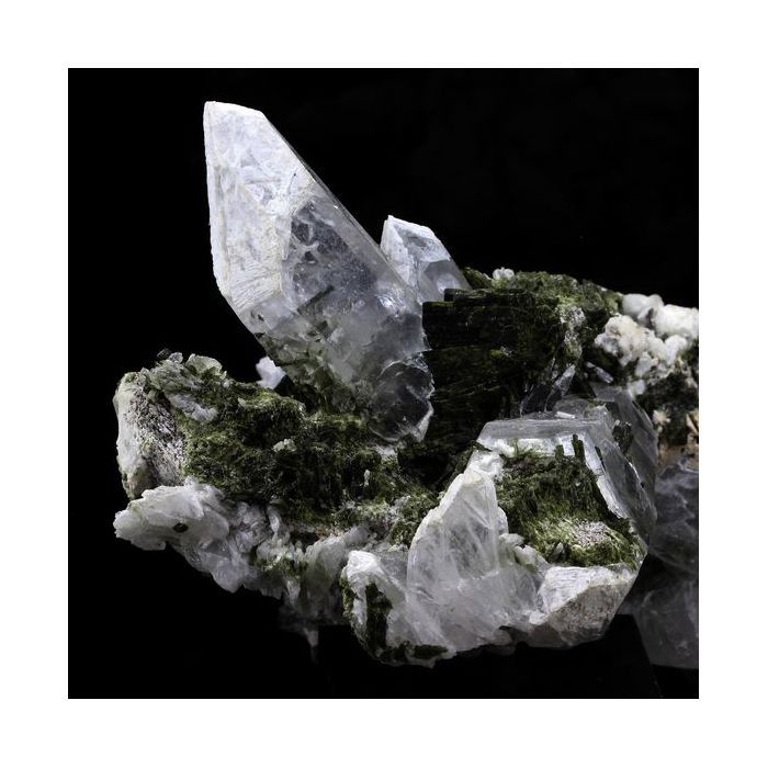 Pierres et Minéraux. Epidote + Quartz. 1965.0 ct. Le Cornillon, Bourg d'Oisans, France..