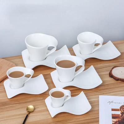 Kreativ keramik kaffekopp och fat set i europeisk stil Hemmakontor Vattenkopp Tekopp Enkel vågig mugg Enfärgad drickset