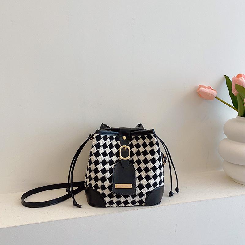 

Женская трендовая вязаная сумка-ведро кроссбоди Зима 2023