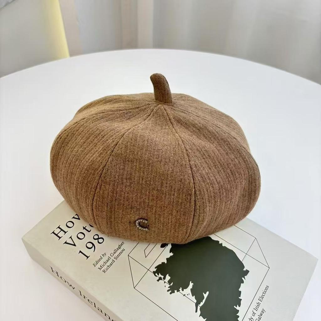 Japanischer Retro Kleiner Aufkleber J Buch Baskenmütze Damen Herbst und Winter Temperament Elegant Gesicht Zeigend Kleine Mode Malerhut