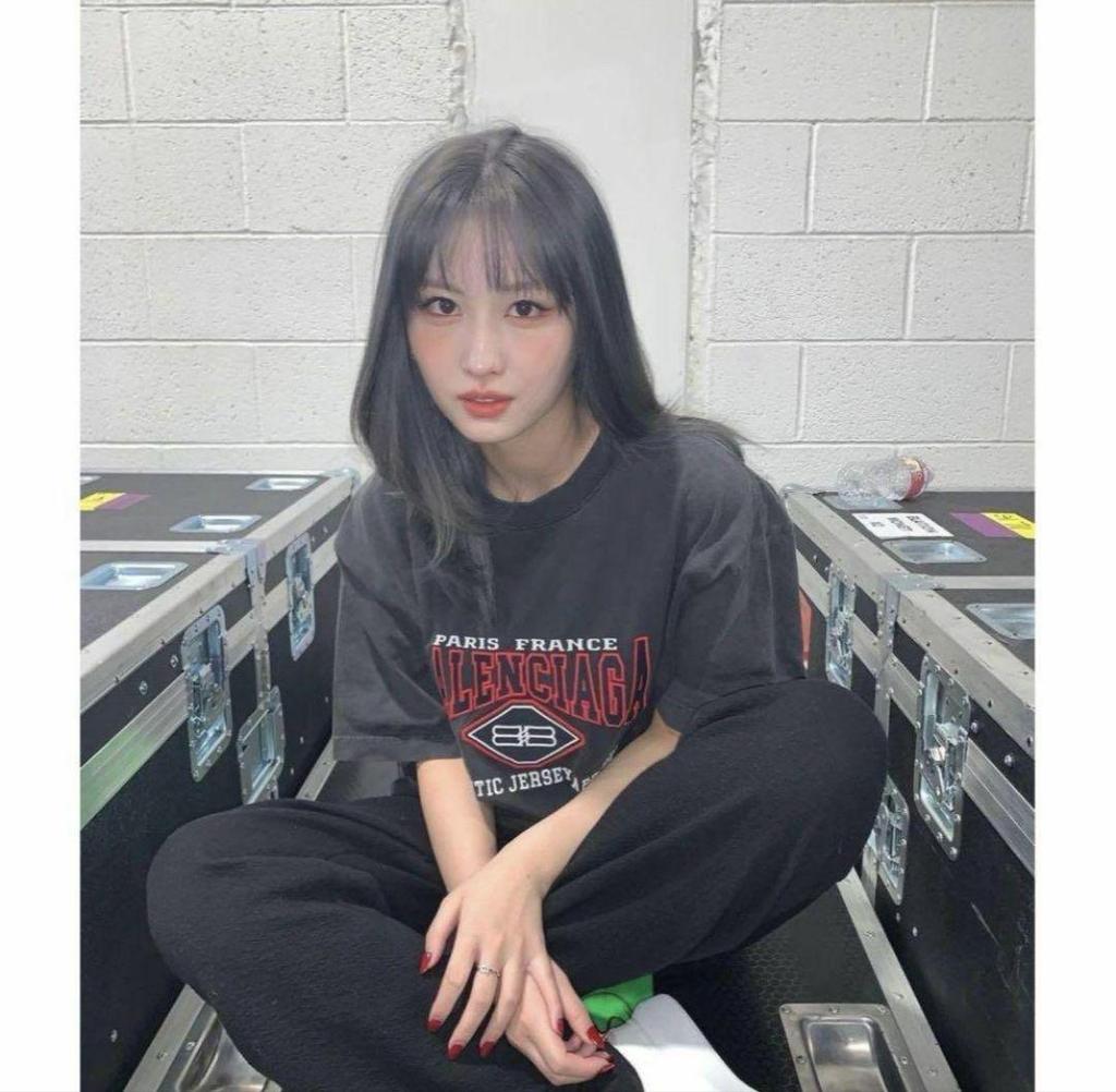 [USED] Authentic BALENCIAGA AUTHENTIC TEE T-shirt with Embroidery