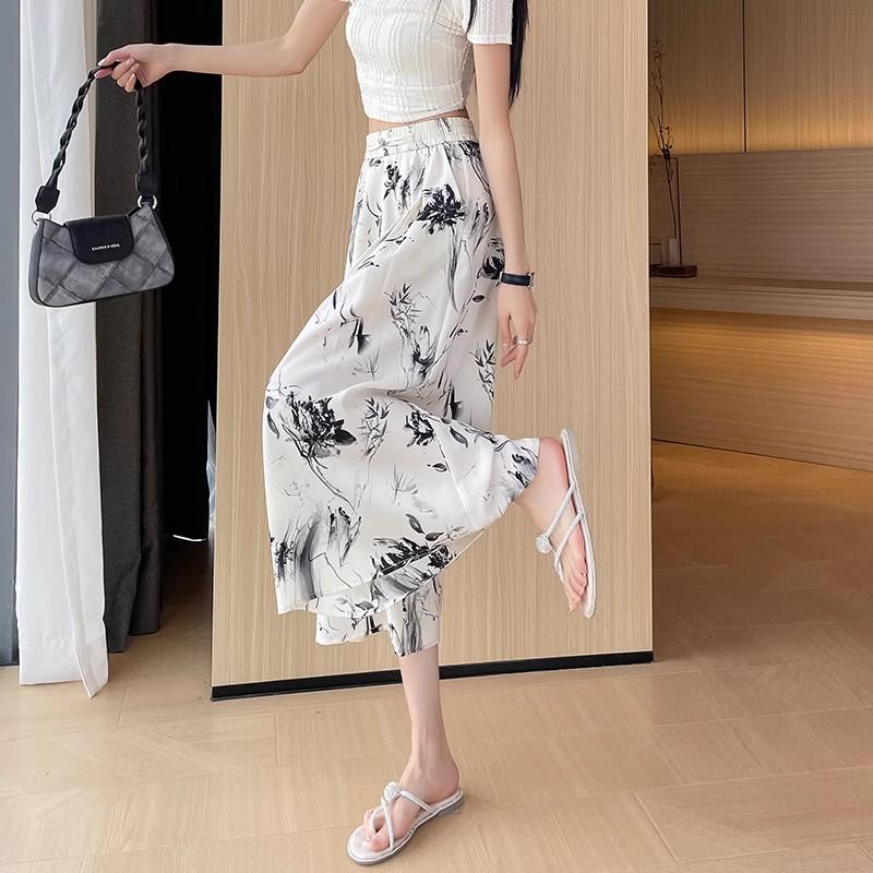 Dámské Capri kalhoty s vysokým pasem a širokými nohavicemi z ledového hedvábí: Tisk tušovou malbou, Styl Léto 2024, Volný a splývavý.